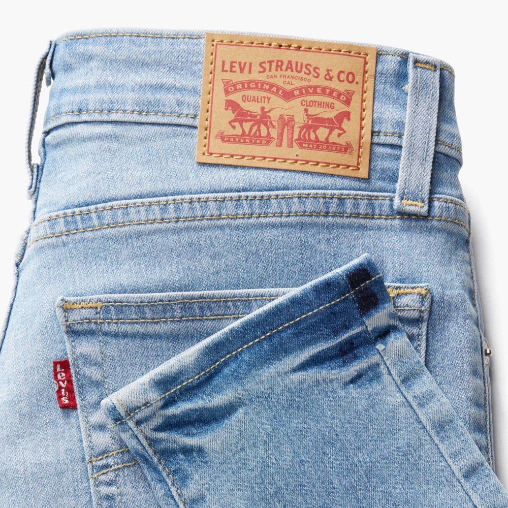 Levi’s light washed high waisted skinny jeans, size 26